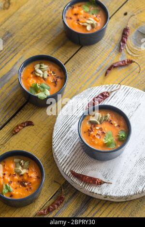 Schalen von Kürbis creme Suppe auf dem hölzernen Tisch Stockfoto