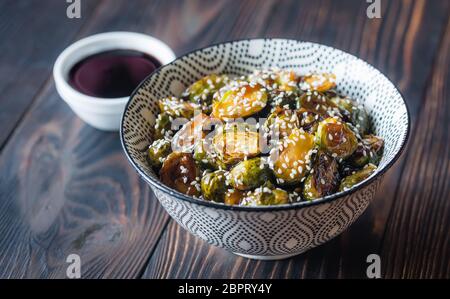 Schale gerösteter Rosenkohl mit Teriyaki Sauce Stockfoto