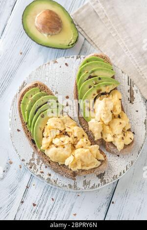 Sandwiches mit Avocado und Rührei Stockfoto