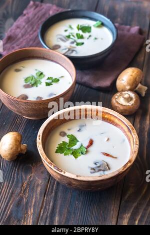 Schalen von Thai Tom Kha Suppe auf dem hölzernen Tisch Stockfoto