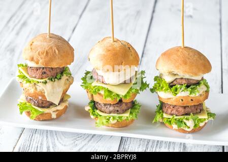 Burger auf die weiße Platte Stockfoto