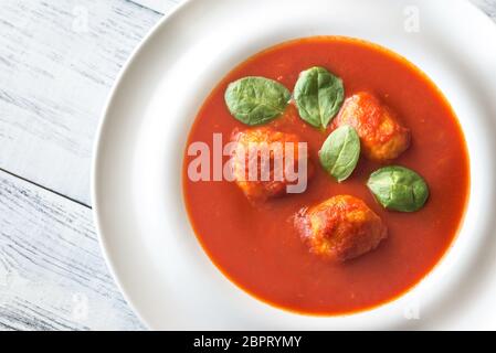 Teil der Tomatensuppe mit fleischklößchen Stockfoto