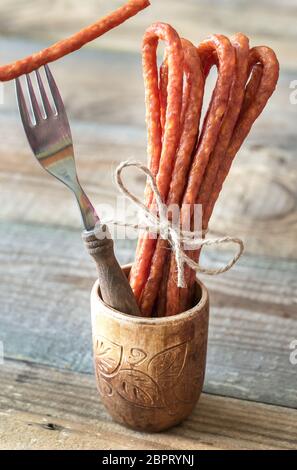 Geräucherte Würstchen auf dem hölzernen Hintergrund Stockfoto