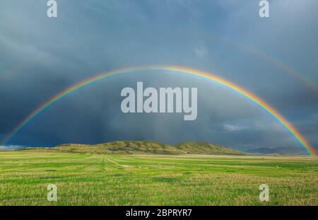 regenbogen über Farmland und Ausläufern in der Nähe von townsend, montana Stockfoto