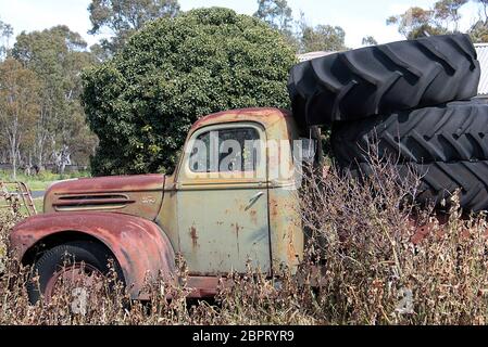 Australien nicht mehr verwendet LKW und Reifen. Stockfoto