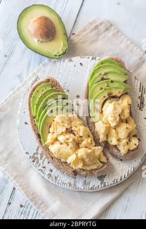 Sandwiches mit Avocado und Rührei Stockfoto