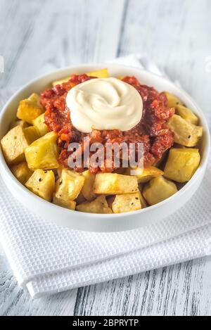 Teil der Patatas Bravas mit Soßen Stockfoto