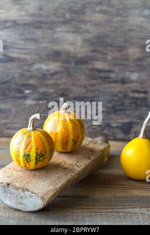 Dekorative Kürbisse auf dem hölzernen Hintergrund Stockfoto