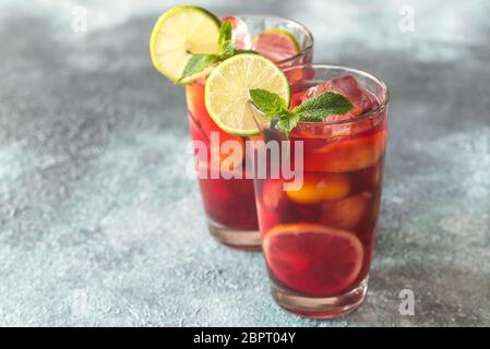 Zwei Gläser mit spanischem Obst Sangria Stockfoto