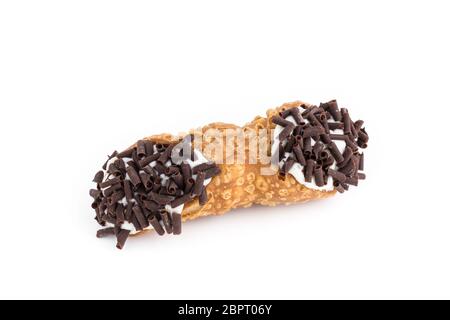 Sizilianischem cannolo mit Flocken von Schokolade, auf weißem Hintergrund. Stockfoto