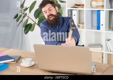 Nachlagesystem. Hasse Büroalltag. Mann bärtigen Crush Computer. Softwarelizenzvertrag. Laptop zerstören. Hasserfüllter Job. Ungültiger Computer. Langsame Internetverbindung. Veraltete Software. Computerverzögerung. Stockfoto