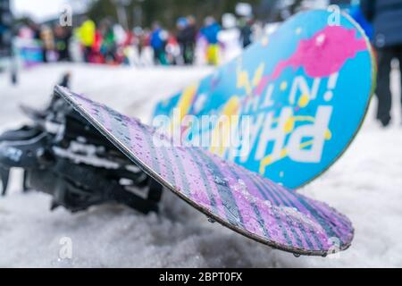 Szklarska Poreba, Polen - Februar 2019: Bunte snowboards im Schnee auf dem Berghang links im Winter Stockfoto