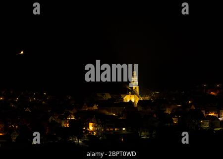 Deutsche Stadt Hallenberg in der Nacht im Winter Stockfoto