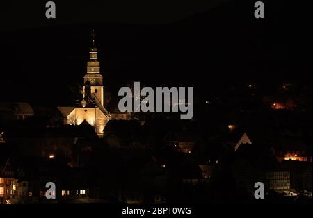 Deutsche Stadt Hallenberg in der Nacht im Winter Stockfoto