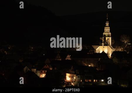 Deutsche Stadt Hallenberg in der Nacht im Winter Stockfoto