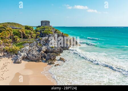 Die Maya-Ruinen von Tulum und sein Strand am Karibischen Meer, Quintana Roo Staat, Yucatan Halbinsel, Mexiko. Stockfoto