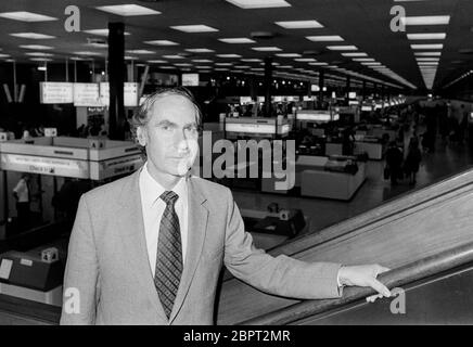 Ehemaliger Direktor des Flughafens Heathrow Mike King im Terminalgebäude 1982. Stockfoto