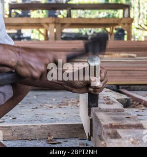 Nahaufnahme von warnen Hände der Tischler Arbeiten mit manuellen Werkzeuge in traditionellen Schreinerei in einem Land der Dritten Welt. Schwere arbeitsintensive manuelle werde Stockfoto