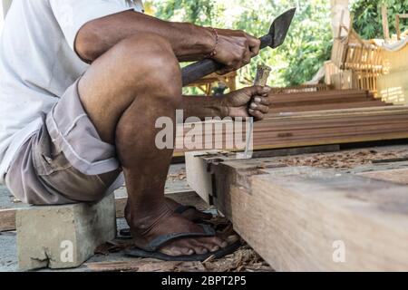 Nahaufnahme von warnen Hände der Tischler Arbeiten mit manuellen Werkzeuge in traditionellen Schreinerei in einem Land der Dritten Welt. Schwere arbeitsintensive manuelle werde Stockfoto