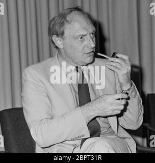 Der ehemalige Führer der Labour-Partei Neil Kinnock zündete seine Pfeife während einer Pressekonferenz am Flughafen Heathrow in den achtziger Jahren an. Stockfoto