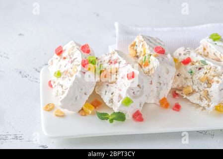 Weißer Nougat mit frischen Minzeblättchen Stockfoto