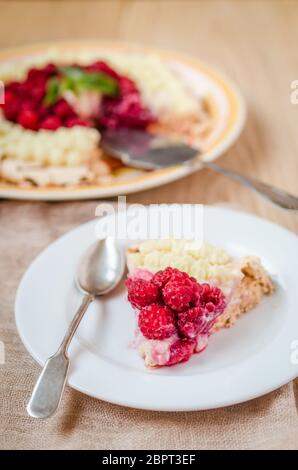 Pavlova Baiser mit Himbeeren Stockfoto