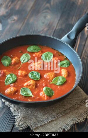 Tomatensuppe mit Fleischklößchen Stockfoto