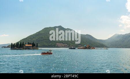 Zwei Inseln in der Bucht von Kotor, Montenegro, in einem sonnigen Sommertag Stockfoto