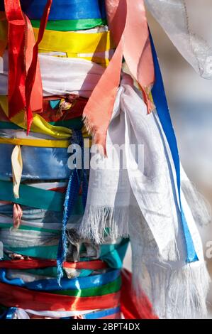 Heilige Säulen mit Band auf Kap Burhan von Olkhon Island. Buryat-Traditionen. Schamanistische und buddische Riten des Baikalsee. Insel Olkhon, Baika Stockfoto