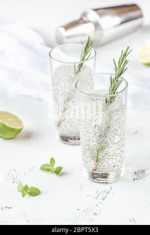 Zwei Gläser Basilikum Samen trinken Stockfoto