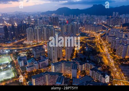 Kowloon Bay, Hongkong 16. Februar 2019: Hong Kong Stadt und Löwenfelsen Stockfoto