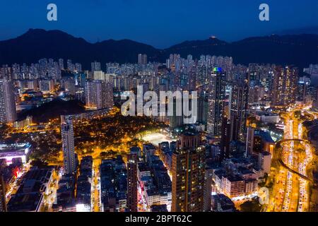 Nach Kwa Wan, Hongkong, 29. Januar 2019: Blick von oben auf die Innenstadt von Hongkong bei Nacht Stockfoto