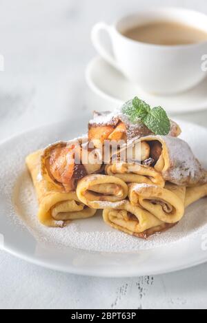 Crepes mit Apfelscheiben Stockfoto