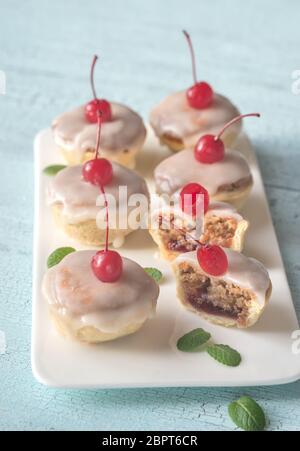 Bakewell Torten mit Cherry Stockfoto