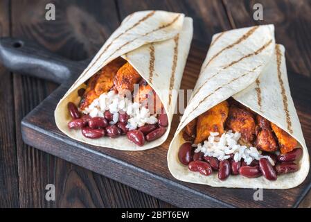 Chicken burritos auf das Holzbrett Stockfoto