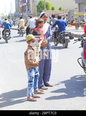 Beawar, Indien. Mai 2020. Kunden gehen durch den Hauptmarkt, nachdem die Landesregierung erlaubt, Markt wieder während der vierten Phase der bundesweiten COVID-19 Sperrung, in Beawar, Rajasthan. (Foto von Sumit Saraswat/Pacific Press) Quelle: Pacific Press Agency/Alamy Live News Stockfoto