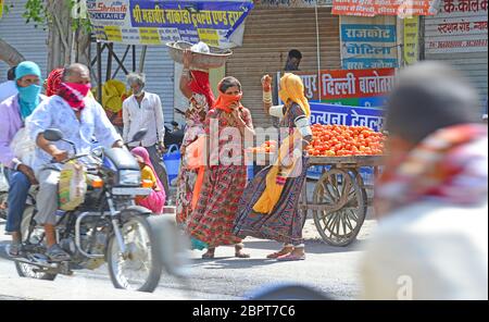 Beawar, Indien. Mai 2020. Kunden gehen durch den Hauptmarkt, nachdem die Landesregierung erlaubt, Markt wieder während der vierten Phase der bundesweiten COVID-19 Sperrung, in Beawar, Rajasthan. (Foto von Sumit Saraswat/Pacific Press) Quelle: Pacific Press Agency/Alamy Live News Stockfoto