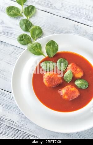 Teil der Tomatensuppe mit fleischklößchen Stockfoto
