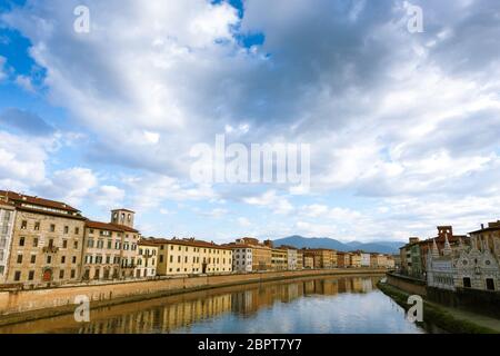 Pisa-Ansicht. Gebäude entlang der Fluss Arno. Italienische Wahrzeichen, Tuscany Stockfoto