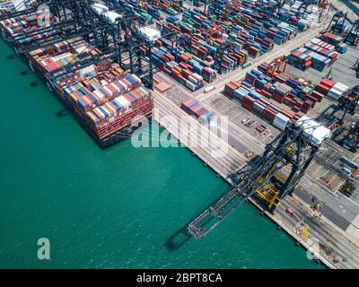 Kwai Tsing, Hongkong 02. Mai 2018:- Drone fliegt über den Containerterminalhafen in Hongkong Stockfoto