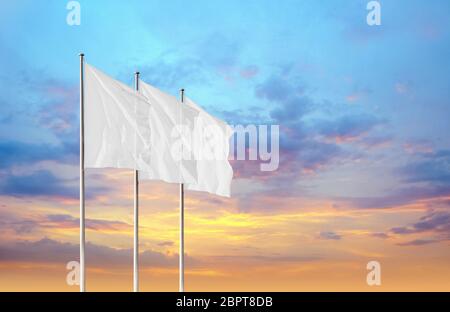 Drei weiße Leere Flaggen im Wind gegen Sonnenuntergang Himmel. Perfekte mockup alle Logos, Symbol oder Zeichen hinzufügen Stockfoto