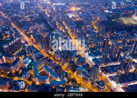 Nach Kwa Wan, Hongkong, 29. Januar 2019: Blick von oben auf die Innenstadt von Hongkong bei Nacht Stockfoto