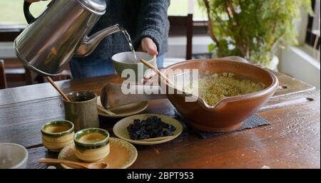 Der Prozess der Herstellung von traditionellen chinesischen gemahlenen Tee, Hakka Lai Cha Stockfoto