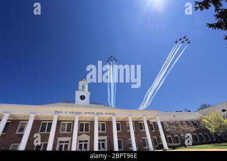 United States Air Force Thunderbirds und United States Navy Blue Angels fliegen über Setauket Long Island zu Ehren der medizinischen Mitarbeiter und erste res Stockfoto