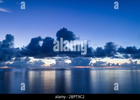 Schöner Sonnenaufgang und Meer in ishigaki Insel Japan Stockfoto