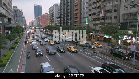 Taipeh, Taiwan, 27. Mai 2018: - Taipeh City Verkehr am Abend Stockfoto