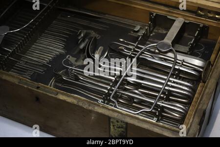 Alte medizinische Instrumente, Detail der Objekte für medizinische Operationen Stockfoto