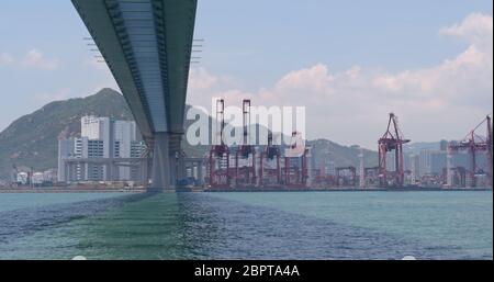 Kwai Tsing, Hong Kong, 02 May 2018:- Frachtschiff, das den Hafen und Kwai Tsing Container Terminal in Hong Kong passiert Stockfoto