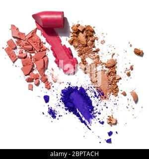 Kreatives Konzept Foto von Kosmetika swatches Schönheit Produkte Lippenstift Lidschatten auf weißem Hintergrund. Stockfoto