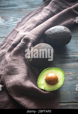 Hass Avocados auf dem hölzernen Hintergrund Stockfoto